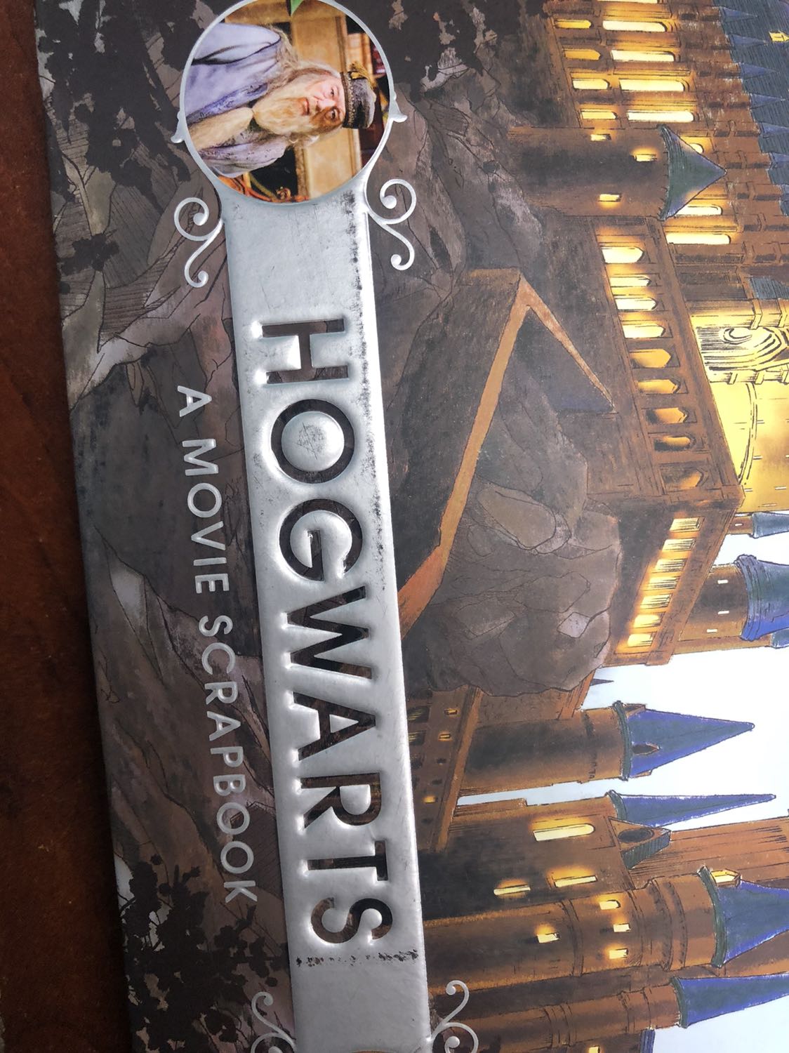 Sách gốc, bản in đẹp, mỏng và nhẹ. Tuy nhiên, lúc khui hộp ra có hơi thất vọng. Sách không được sạch sẽ: bụi bặm, giấy có chỗ dơ, gáy sách có chỗ sờn. Có vẻ như sách đã qua sử dụng và không được bảo quản kỹ.