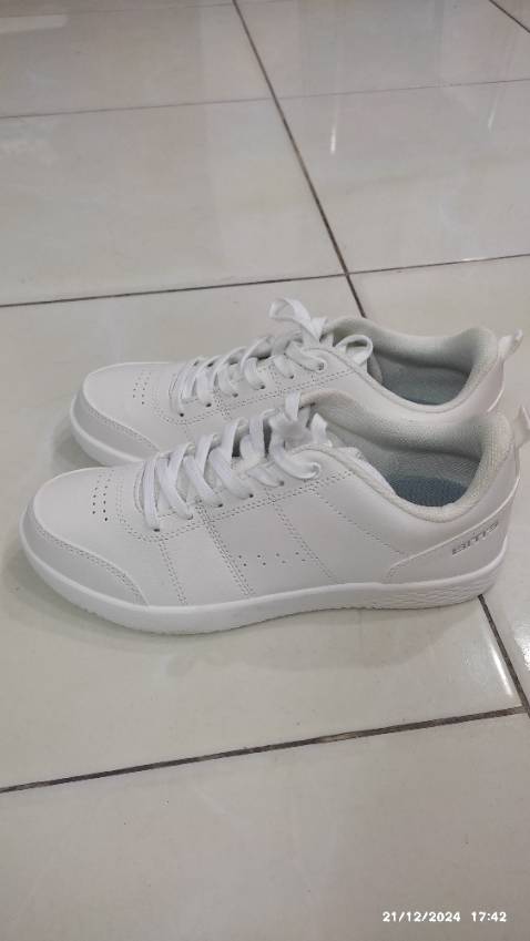 Giày mang nhẹ và nhìn chắc chắn. Giá mềm trong các loại giày Bitis nhưng cũng nhìn cũng khá đẹp. Hy vọng xài tốt và bền.