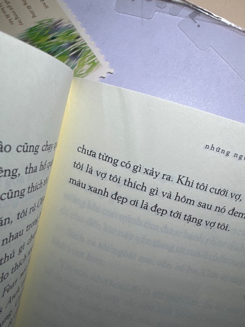 Hình như bọc chặt quá nên có bị nhăn bìa một chút. Bên trong có nhiều trang bị nhăn phần góc trên (như hình), có trang có vết dơ nhỏ. Bìa sách xinh.