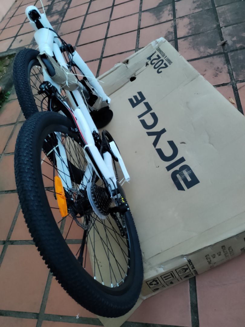 Khung sườn chắc chắn, sơn rất đẹp.
Còn 1 số điểm chưa như ý dưới đây, nhưng đánh giá chung là tốt trong tầm  giá.
Phụ kiện chưa thật chuẩn, khó lắp chỉnh chính xác:
Đĩa phanh không thật phẳng, khó lắp, chỉnh, chấp nhận cọ 1 chút.
Cơ cấu chuyển đĩa xích khó chỉnh cho chuẩn được.
Chắn bùn trước và miếng phản quang không thể lắp chung.