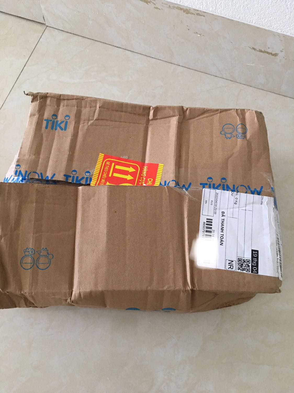 Sản phẩm được bọc nilong quấn quanh mỗi chai, không có dấu hiệu đổ vỡ và rò rỉ dầu hay bung nắp! Trong thùng có quấn chống xốc bằng bìa catong mỗi chai riêng! Ngoài cùng là thùng của Tiki ! Thung Đã bị rách te tua chắc do dầu ăn nặng và chỗ mình hai hôm nay mưa rét nàng Bân cuối mùa! Nhưng thùng rách không ảnh hưởng đén sản phẩm! Với cả anh giao hàng với qua trời đồ to và nặng vật vã đang cần giao mà vẫn mỉm cười tươi roi rói, nói nhẹ nhàng, lịch sự và thân thiện hết chỗ chê! 
Date thi tháng 11/2023 xa tít cơ! Lâbf đầu mua dầu Hạt cải! Màu sắc chuẩn xịn mà mình mê “Vàng óng ánh”! 
   Vote chobTiki và sản phẩm 5 sao vàng nha