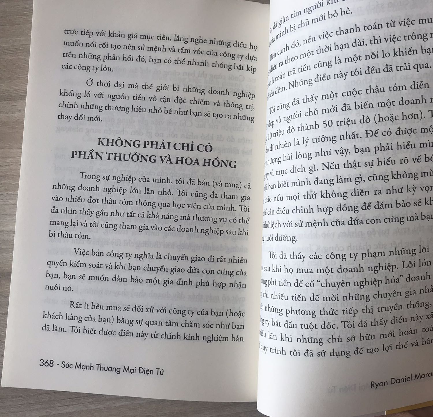 Cuốn sách hữu ích và đáng tiền mua cho những ai có dự định kinh doanh trên sàn thương mại điện tử. Mình rất thích tư duy phát triển thương hiệu mà tác giả truyền tải, đó là tập trung vào khách hàng hơn là tập trung vào sản phẩm. 
Tiki giao hàng rất nhanh, chỉ trong 1 ngày.