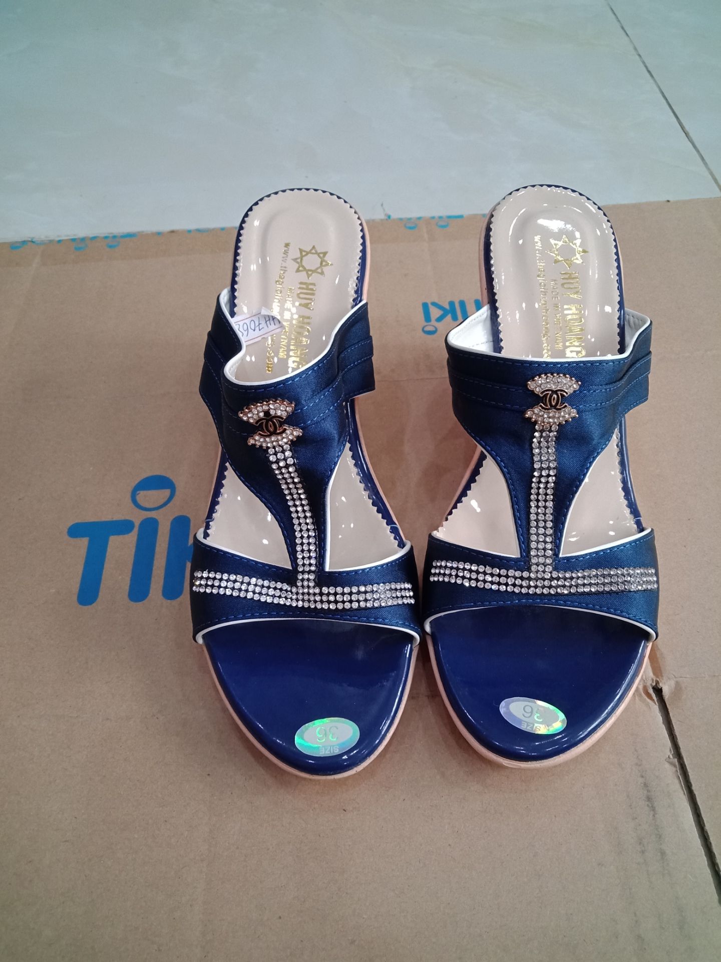 Dép chắc chắn đẹp... giá cả phải chăng, ... Hợp lý