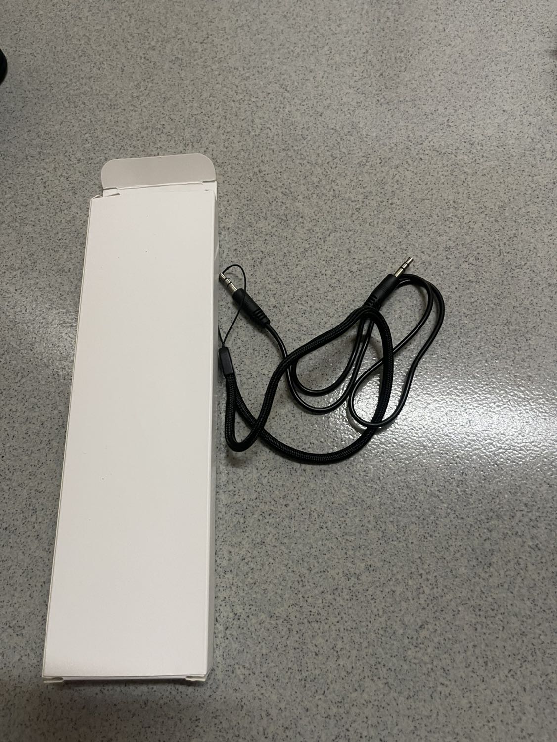 Nhận hàng, mở loa không có tín hiệu, sạc 12 tiếng vẫn không tích điện đuọc vào loa, sản phẩm không dùng được