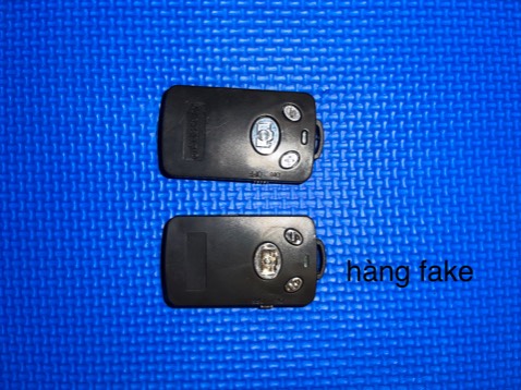 hàng ko chính hãng, hộp yunding ko phải yunteng, kẹp đth, điều khiển và thân tripod đều ko có logo hãng, dùng đc 2 lần thì rời cả thanh nối sản phẩm, sản phầm ko có tem chính hãng, vỏ hộp yunding nhma điểu khiển lại yungteng trong khi spham của hãng yunteng, mình từng mua spham chính hãng rồi nên rất dễ so sánh