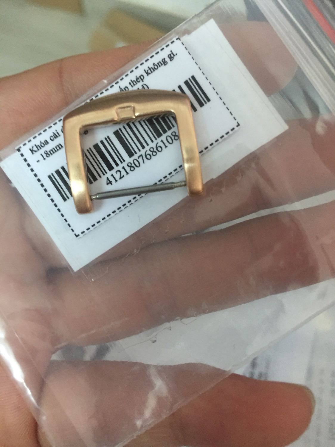 Gửi hàng thiếu chốt. Khoá mà vầy thì về khoá sao dc