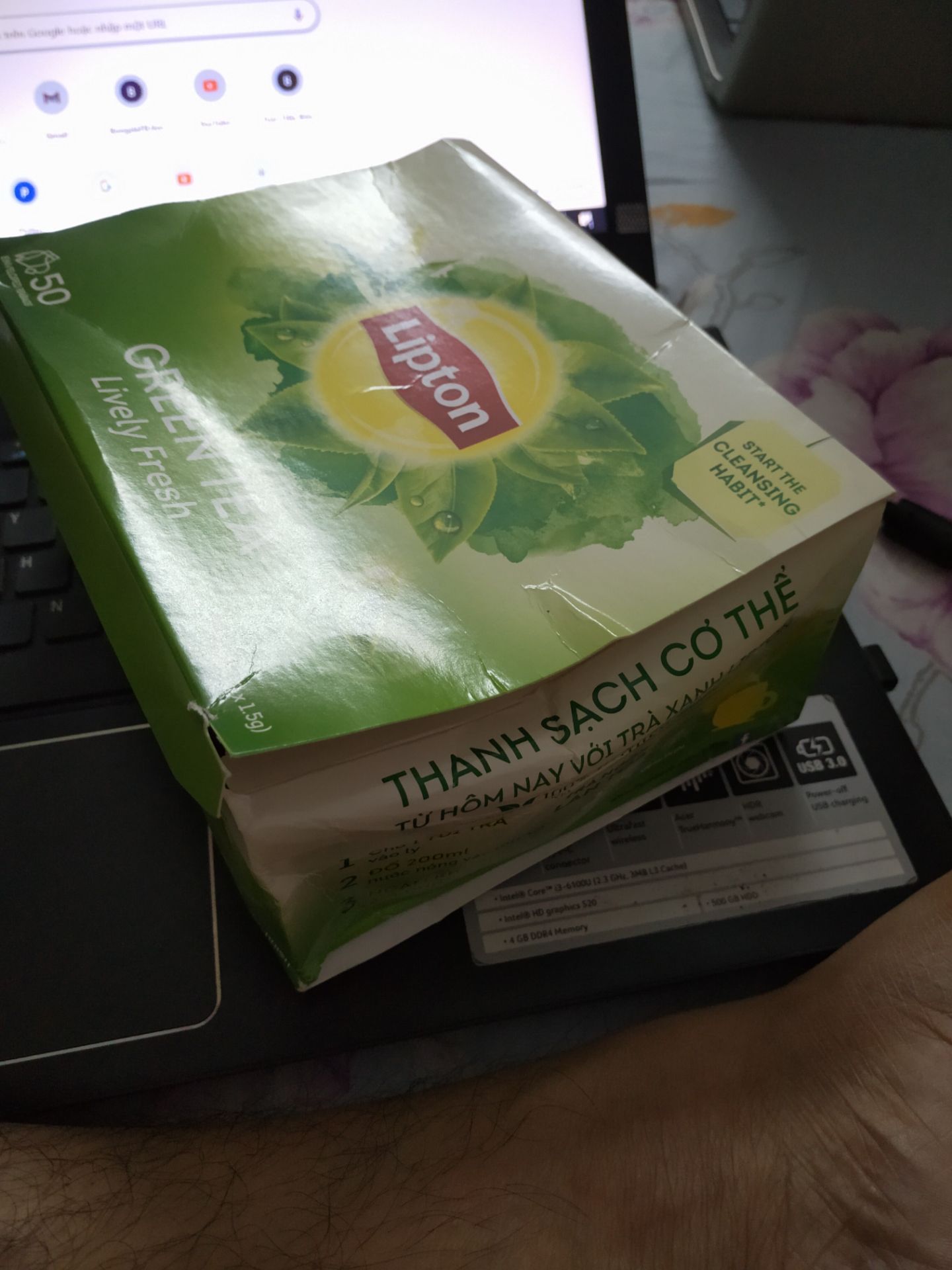 Giao hàng đúng như dự kiến. Nhân viên giao nhiệt tình thân thiện nhưng lần này Tiki gói hàng chưa kỹ lắm. Vì giao chung 1 thùng với nước rửa chén, và nước rửa tay nên hộp trà Lipton bị móp. Tiki cần chú ý hơn.