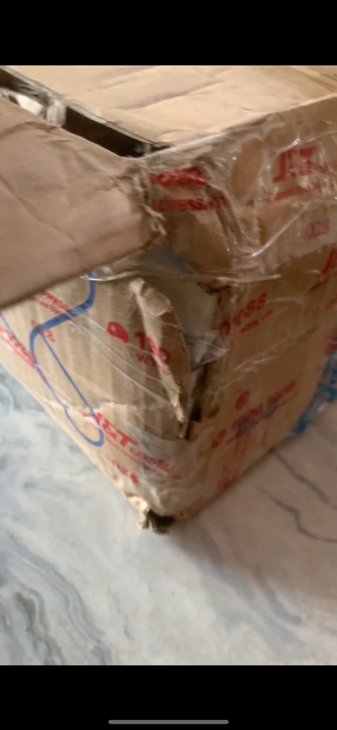 Đóng gói và vận chuyển tệ. Sách cong góc. Chất lượng sách bìa xước và có trang mực còn bị nhoè chữ