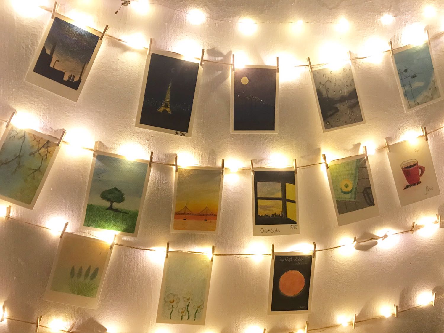 Màu đèn rất đẹp, lên sáng và sang lắm luôn. Giá cả cũng hợp lý với thị trường. Tính mua thêm ủng hộ shop vì phòng mình còn nhiều chỗ cũng cần trang trí đèn led. Rất đáng tiền và nên mua nha.