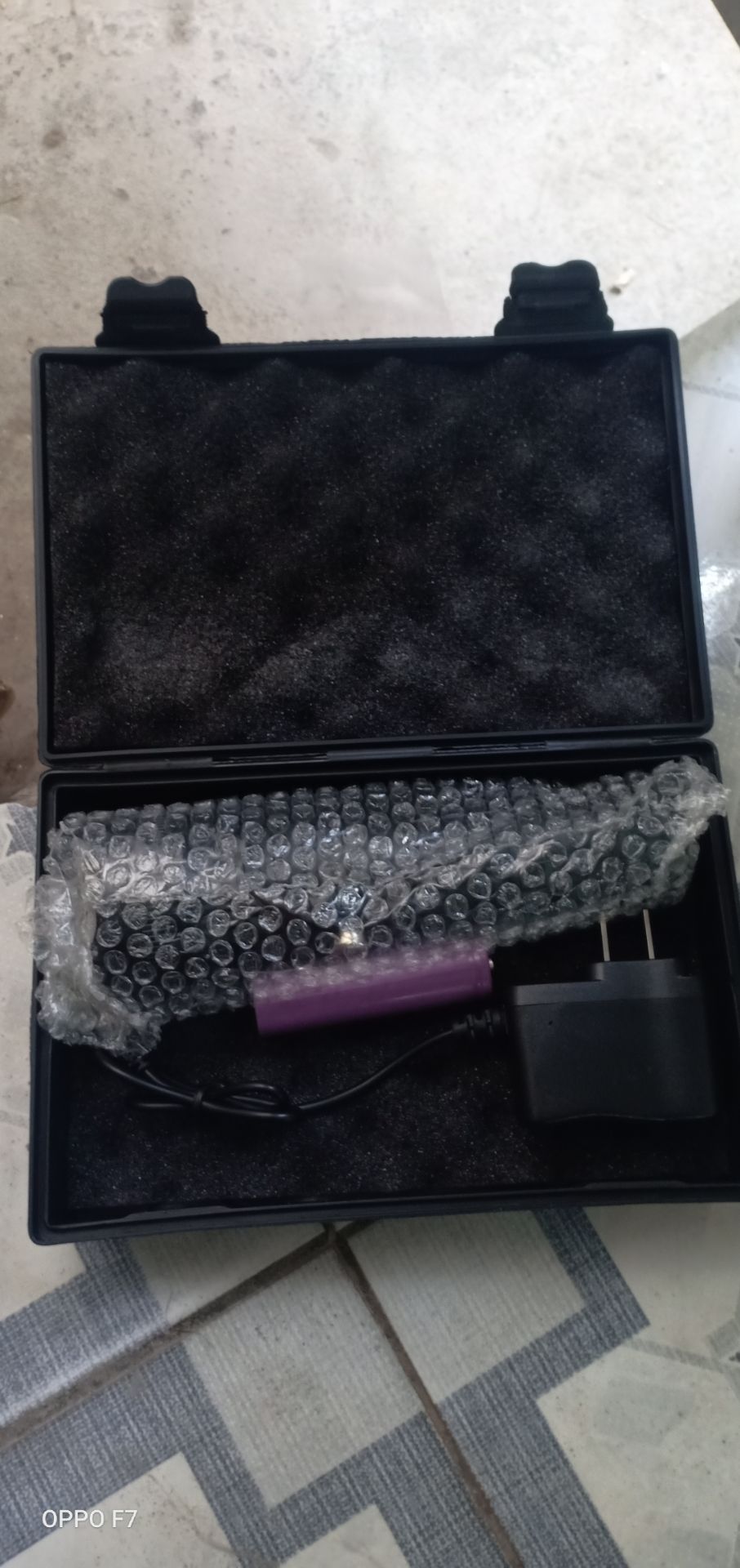 sản phẩm đúng hình
ánh sáng trắng
chiếu sáng ok
dùng đi trời mưa thoải con bà mái hihi
cầm chắc chắn nặng tay
yên tâm khi mua hàng tiki
k có 10sao đành cho 5sao
đóng gói hàng tốt
dùng 1 thời gian thấy đảm bảo
hộp đựng xịn xò
bảo quản tốt k bàn nữa
hihi....