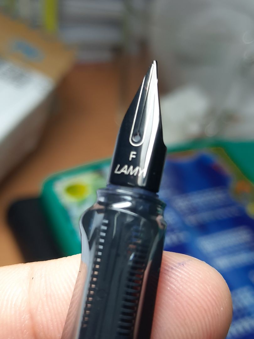 Bút Lamy rất chất lượng, dòng LX lại càng sang trọng nữa.
Lưu ý các bạn, nếu các bạn đang dùng ngòi F của safari, thì qua LX bạn nên chọn M thì nét mực mới tương đương nha, chọn LX ngòi F thì nét rất mảnh và viết hơi nhám. Mình phải mang ra hãng nhờ hỗ trợ đổi ngòi bút từ F sang M của cây LX đó (hình so sánh là ngòi M của LX với ngòi F  safari)