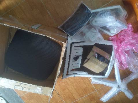 Ghế ngồi êm, khá chắc chắn, dễ lắp ráp nhưng không ngã ra phía sau được