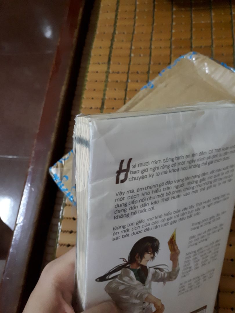 Khi mua hàng (mà chủ yếu là sách vở) của tiki, chưa lần nào mình gặp trường hợp này nên khi lấy hàng mình vẫn yên tâm mặc dù thấy cái hộp bị ẩm ướt nên hơi nát. Khi đó mình vẫn nghĩ là nhờ có bọc plastic (vì mình từng thấy ở nhà sách thì cuốn nào cũng bọc đầy đủ, đẹp lắm) thì dù sao sách cũng sẽ không sao vì hàng của tiki khi nào cũng uy tín.
Giờ lại bị như thế này, không biết là có trả hàng được không nữa, chuyển qua chuyển lại thì sợ là mất phí ship còn cao hơn giá sách bữa mình mua do có đợt sale T-T