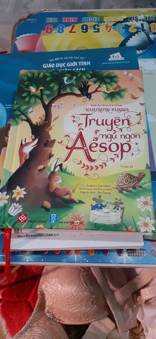 cuốn sách rất thú vị và hay.những câu chuyện nhỏ khiến con rất mê và thích đọc để kể lại với mẹ.rất hài lòng với shipper của tiki giao hàng tận nhà và nhiệt tình