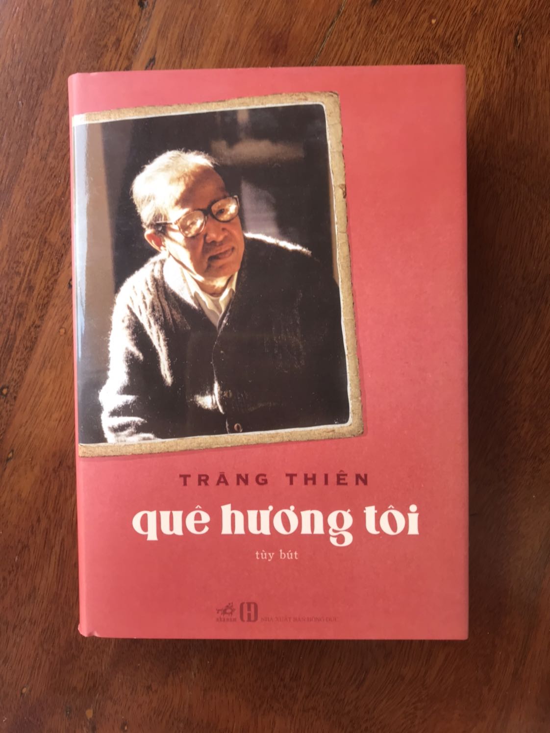Sách Tiki giao rất nhanh, đẹp nhưng có bị một vài vết xước nhỏ do khâu đóng gói và vận chuyển. Mình nghĩ Tiki nên cẩn thận hơn ở khâu đóng gói. Ngày xưa mình mua sách của Tiki luôn có bọc lót ở bên trong, nay thì lại không có gì hết nên trong quá trình vận chuyển, nhiều va đập dẫn đến sách bị cong, bị xước. Sách của mình thì may mắn không bị xước nhiều.