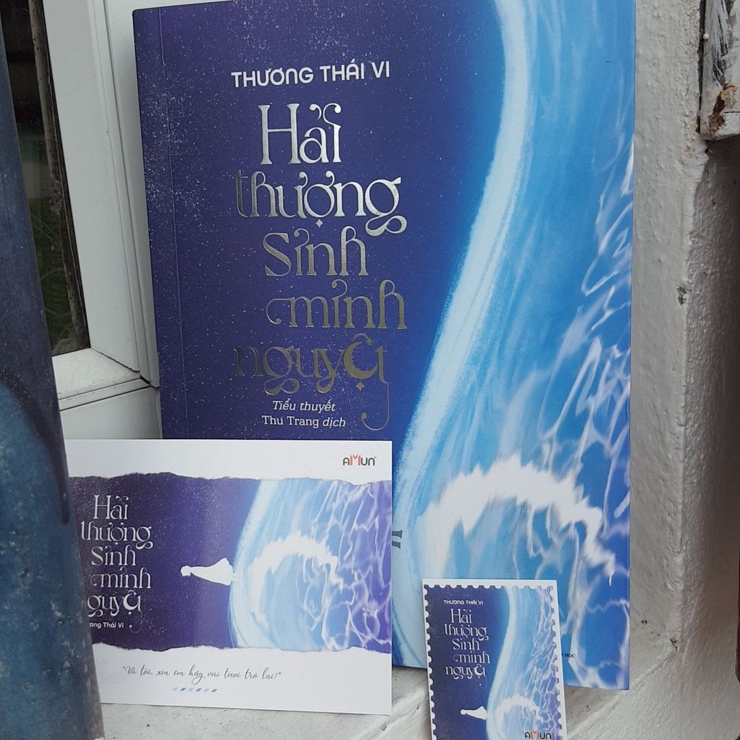 Nếu ai đó đã đọc “Bến xe” rồi hay kể cả chưa đọc đi chăng nữa thì nên nhớ đừng bỏ qua cả cực phẩm “Hải thượng sinh minh nguyệt” này của Thương Thái vi nhé! Nếu như ai đó nói rằng Thương Thái Vi chỉ viết SE thì các bạn nhầm rồi, chính cuốn sách lần này sẽ giúp bạn nhận ra, đó không phải là tuyệt đối. Mình đã nghiện “Bến xe” trước đó của Thương Thái và rất mong chờ tác phẩm “Hải thượng sinh minh nguyệt” lần này, và khi đọc xong là phải đánh giá luôn 5/5 hihihi. Cũng vẫn là tình thầy trò nhưng may mắn một điều, không ai phải sang thế giới bên kia nữa. Mặc dù họ thật sự không có được nhau hoàn toàn, không được coi là HE, có thể sẽ không vui nhưng cũng sẽ không buồn vì đây là kết GE, chính là một Good Ending đó các bạn, nên không cần lo lắng gì về chậu thau hứng nước mắt đâu nha. Một tình thầy trò ngọt ngào biết bao,. Như kiểu họ sinh ra là để dành cho nhau vậy nhưng ý trời không thuận như thế. Nội dung rất hấp dẫn, chỉ cần qua những trích đoạn của Amun đăng mình đã biết đây là một câu chuyện dịu dàng, đằm thắm và đầy day dứt rồi. Cũng phần khác vì "nghiện" Bến xe, nên không thể bỏ qua tác phẩm này của Thương Thái Vi. Theo lời của thầy giáo Sở Hoài Viễn, thầy nói rằng thi Thi là một cô gái rất kì lạ, là một cô gái vẫn chưa đủ để trưởng thành và hiểu toàn bộ mọi chuyện. Cuốn sách không chỉ là một câu chuyện đẹp về tình tri kỷ mà còn chứa đựng đầy triết lý sâu sắc và có thể thấy qua những lần thầy giáo ân cần giảng dạy cho Thi Thi. Còn Thi Thi, một cô gái nhỏ thật đáng yêu và đôi khi mình cũng hay mơ mộng giống cô ấy lắm. Có lẽ chính vì sự ngây thơ đó đã khiến cho thầy giáo … cũng có một chút động lòng.Những lần thầy giáo gửi thư cho Thi Thi động viên cô phải luôn tươi cười và vui vẻ. Phân cảnh đó sao mà xúc động đến thế. Đúng là giọng văn của Thương Thái Vi luôn chứa đựng những nỗi sầu đa cảm khiến người ta không khỏi chạnh lòng khi đọc lên. Cuốn sách này không hề có bản đọc online trước đó, là một tác phẩm hoàn toàn mới mẻ quả thật khiến mình rất rất mong chờ. Cuối cùng thì nó cũng không phụ lòng mình bởi nội dung cuốn hút chưa từng có bên trong. Rất mong rằng tác phẩm này sẽ được nhiều thật nhiều người biết đến, và trở nên nổi tiếng như anh em trước đó của nó.