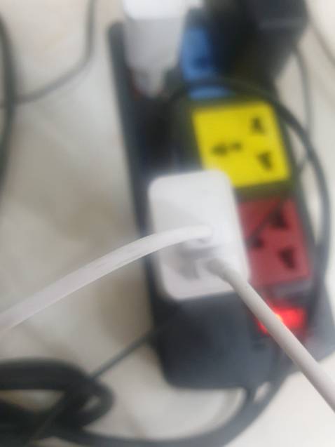 Sạc tương đối, có 2 cổng nên dễ sạc cho 2 điện thoại cùng lúc. Không bị nóng. Tiện lợi....