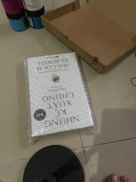 Kì này tiki đóng gói sách nhìn đẹp và gọn hơn mấy lần trước, sách cũng được bọc trong một lớp kiếng trước khi giao, có bookmark, mà mình có nhiều shop bán sách này, mình lựa shop này vì có thấy trên thẻ bookmark có phần để trống cho ngừoi đọc tự vẽ, shop giao cái bookmark khác thì hơi buồn. Mà thôi sách đọc hay.