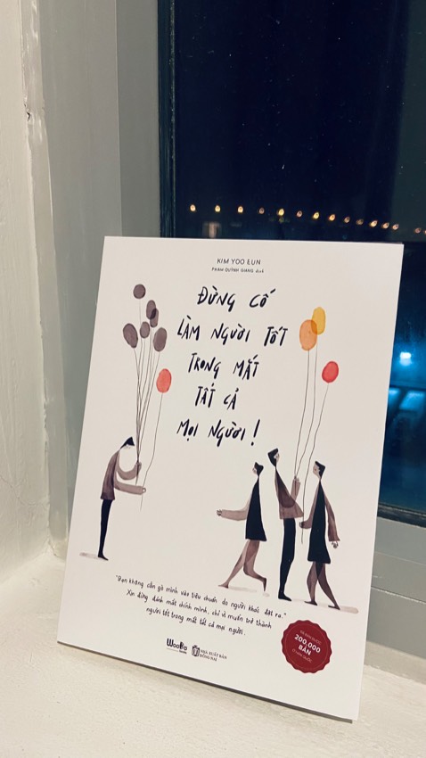 Mình đã từng trải qua những khoảng thời gian suy sụp, có thể nói là tăm tối.  Mình không thể tâm sự với ai, dù là bố mẹ. Mình thân thiết với ai đó, mình dành toàn bộ niềm tin cho họ, nhưng những lúc khó khăn lại không một ai bên cạnh, dù nhiều lần lấy hết can đảm để trải lòng nhưng không ai chịu lắng nghe, nó như lưỡi dao cứa thêm vào vết thương mà thôi. Dần dà, mình xây một bức tường để không ai có thể làm tổn thương mình nữa. Rồi mình nhận ra, ngay cả đối với những người yêu thương mình, mình cũng giữ một khoảng cách gì đó với họ. Mình sợ cô đơn, nhưng cũng sợ một ngày bị phản bội. Mình cảm thấy bản thân thật thảm hại. Xin lỗi vì câu chữ của mình hơi lộn xộn và không mạch lạc, văn chương mình không tốt nên mình không thể tải hết được ý của mình. Chỉ là lúc này đây, mình đang cố gắng bước ra khỏi bức tường mình đã xây. Cái lúc mình đọc quyển sách này, mình đã oà khóc các cậu ạ. Đây là lần đầu tiên mình trải lòng… Mình cảm thấy ấm áp hơn, mình đột nhiên muốn dù làm gì cũng phải khiến bản thân mình thật hạnh phúc… Nếu các bạn đọc đến đây thì cám ơn các bạn, nó vẫn còn đang dang dở nhưng mình thật sự đang cảm thấy rất ấm áp…