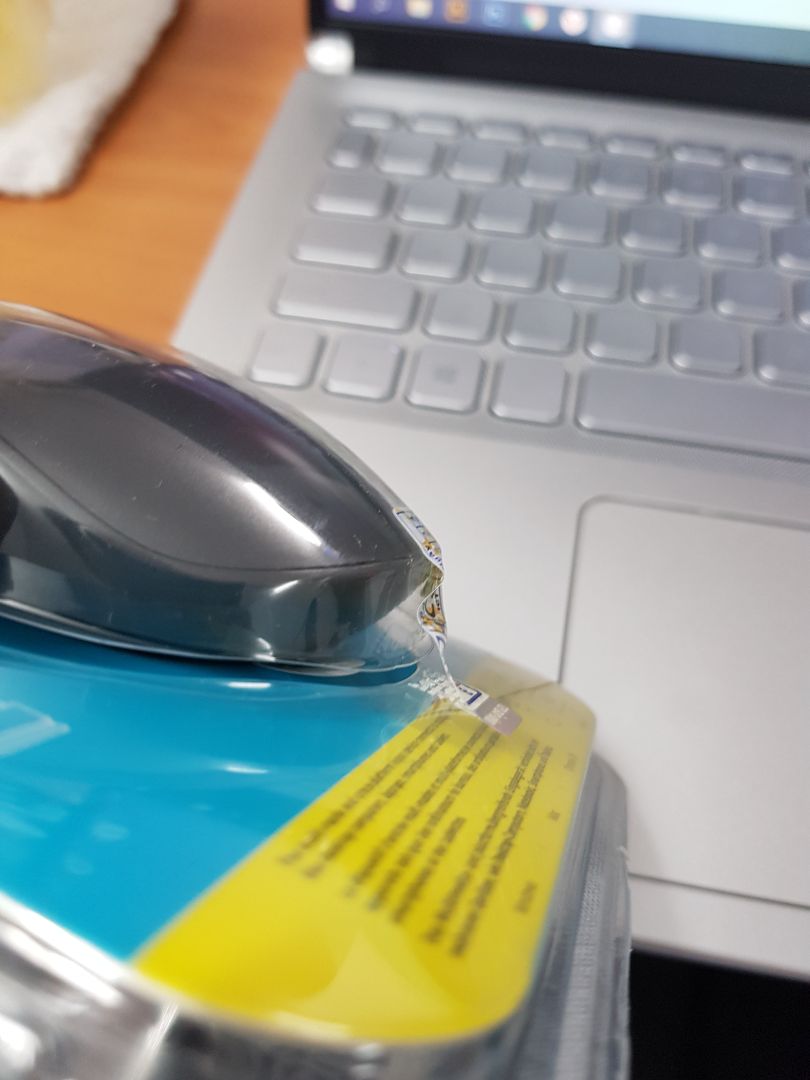 Sản phẩm xài ok. Kết nối bluetooth với laptop xài bình thường. Tuy nhiên không hiểu Tiki hay bên cung cấp lại dán tem bảo hành ngoài vỏ hộp ngay đoạn cắt. Mình chưa bao giờ thấy đơn vị nào dán tem bảo hành kiểu này.