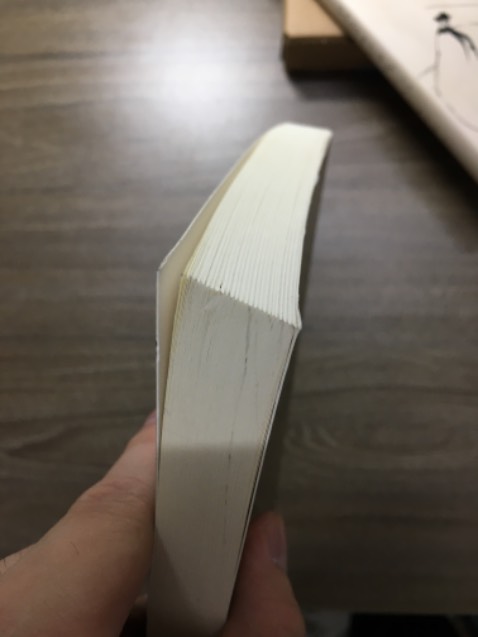 Sách hơi cũ, có vài lỗi nhỏ ở bìa, như kiểu để kho rất lâu rồi ý.