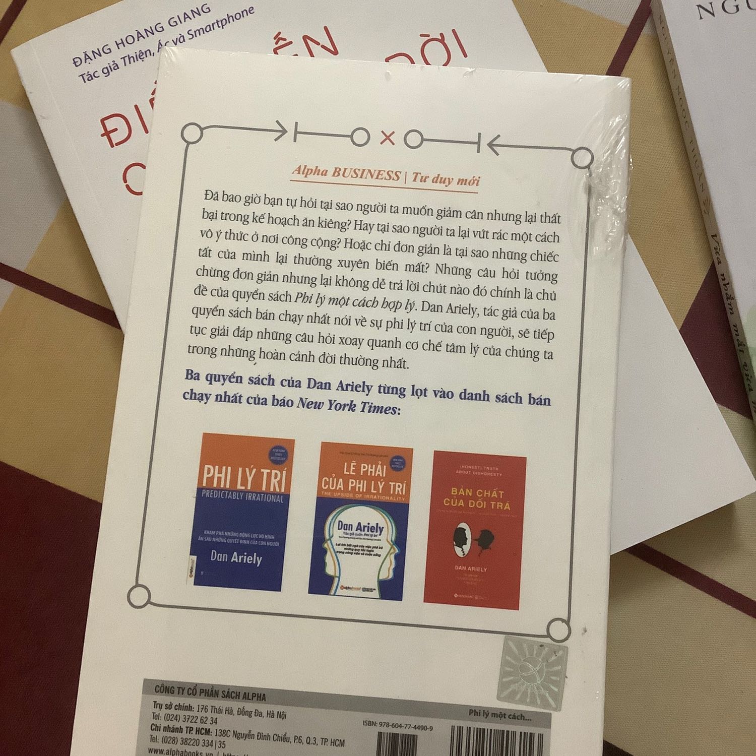 Mình chưa khui cuốn này nhưng mà Fahasa giao nhanh, sách ổn.