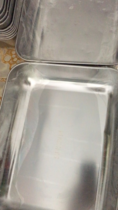 Shop giao hang khi mở ra  kiểm tra , thấy bên trên cũng đẹp ok (đến khi lấy hộp tren ra thì bên dưới nó như hình mình chup ) thiết nghĩ 1 hợp vậy k bao nhiêu tien nên bán thì phải có tâm , truớc khi giao tới khách hàng thì shop phải kiểm tra hang. Chất lượng hả giao , k chất lượng rồi thì đừng giao ,