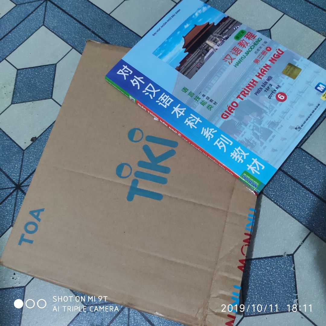 tikinow giao nhanh quá, mới hơn 1 tiếng là đã có rồi. Sơ bộ ban đầu là sách mới, đóng gáy cẩn thận, chất lượng in tốt, màu mực không nhoè. Có điều là phía trên viết là có app đính kèm để học, nhưng không biết app tên gì, quét mã qr ở đâu để download app.