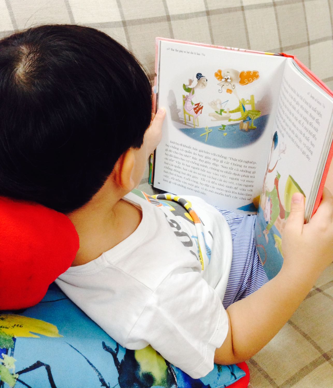 Sách bìa cứng, khổ to, có kim tuyến lấp lánh rất đẹp! Bên trong chữ to, hình minh hoạ đẹp, hai cậu nhóc nhà mình rất thích! ❤️ 
Những quyển sách tuyệt vời của Tân Việt 👍
Tiki Now giao hàng siêu nhanh, đóng gói cẩn thận, mình nhận sách còn nguyên vẹn 👌