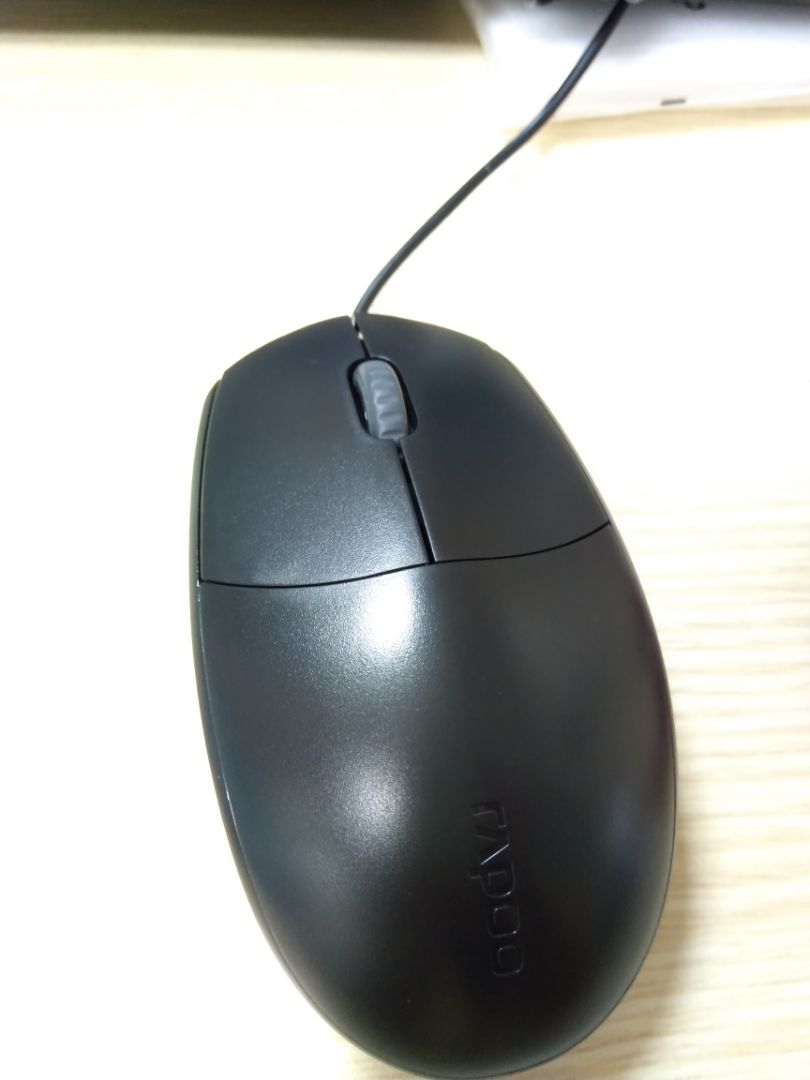 Thực sự lúc tìm mua trên tiki chủ yếu thấy nhiều review và cũng của chính hãng nên quyết định mua. Mà rẻ quá nên cũng lo chất lượng^^. 3 ngày mình nhận được hàng, tiki thì gói cẩn thận rồi.
Với giá dưới 50k mình khá bất ngờ, chuột cầm chắc tay, mẫu mã đẹp, khi sử dụng thì nhạy hơn con mình đang dùng nên chưa quen lắm.
Độ bền thì chưa chắc, phải thời gian nữa coi sao.