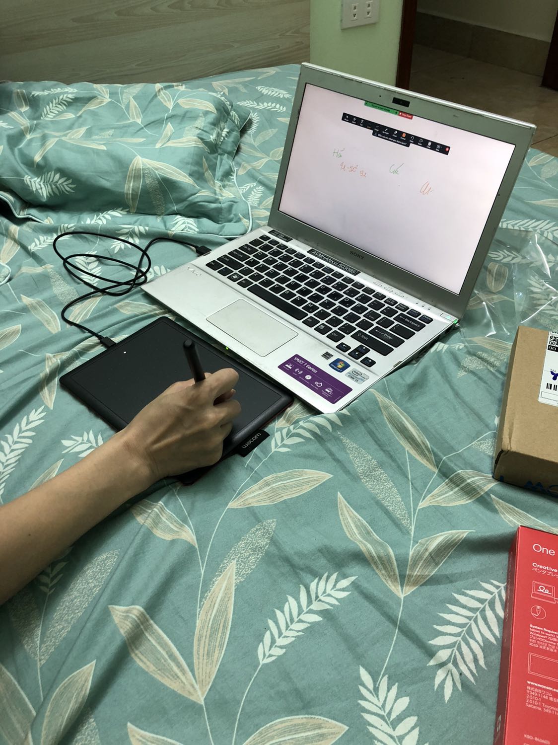 Sản phẩm bao gói rất cẩn thận. Rất mới! 
Cảm nhận khi dùng sản phẩm thỳ ổn so với mức giá. Còn viết chưa quen thỳ cũng ko được tròn và đẹp như những sản phẩm giá cao hơn khác. Nói chung rất ok với mức giá này.😄