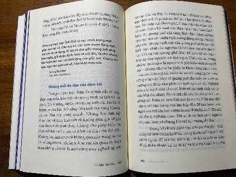 Đây là quyển sách đầu tiên mình mua của tác giả Trịnh Xuân Thuận, các khái niệm về vũ trụ vẫn còn khá mới mẻ để tiếp cận. Nhưng ấn tượng ban đầu về sách là rất đẹp, giấy đẹp, hình ảnh đẹp và hơn nữa là giọng văn của tác giả, nó không đơn thuần là viết về khoa học mà còn cả sự chiêm nghiệm của tác giả về cuộc sống, tất cả được lồng ghép nhẹ nhàng và không gây nhàm chán cho một người ngoại đạo như mình. Đọc sách mình mới biết thêm được ngoài ô nhiễm không khí, ô nhiễm nước, còn có khái niệm là ô nhiễm ánh sáng từ các đô thị, điều này thật sự mình không để ý và không cảm nhận được cho đến khi đọc sách, đúng là nếu một ngày nào đó thế hệ con cháu chúng ta mà không ngắm được bầu trời đêm thật sự là điều đáng tiếc.