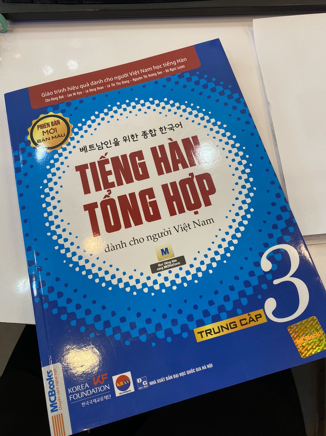 Sách to dã man :)) nhìn đã mắt. Màu sắc ổn. Nhưng mà ở đơn hàng có ghi là có thể có bọc sách mà lúc nhận về lại k có. Buồn!!!
