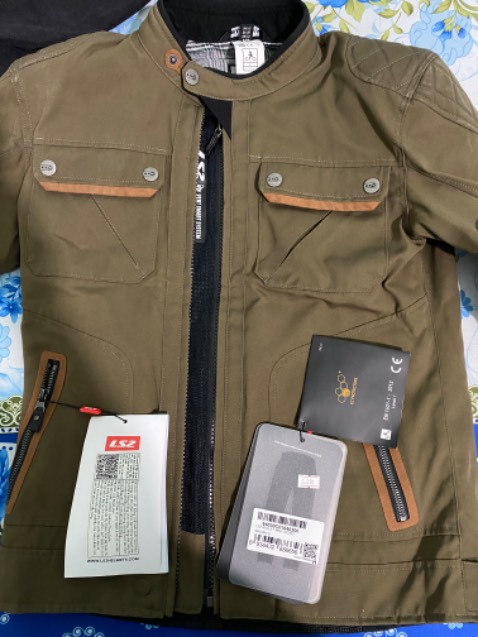 Shop đóng gói rất kỹ, được shop tư vấn size mặc vừa người ạ.