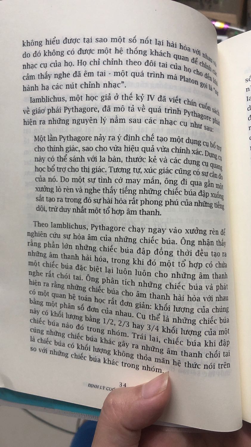 Sách dễ đọc lắm. Mặc dù viết về toán học nhưng tác giả kể chi tiết về lịch sử nguồn gốc của bài toán, sơ lược lịch sử các nhà toán học nổi tiếng trong lịch sử. Kiến thức toán ko phức tạp lắm nên phù hợp các em cấp 3 luôn nha.