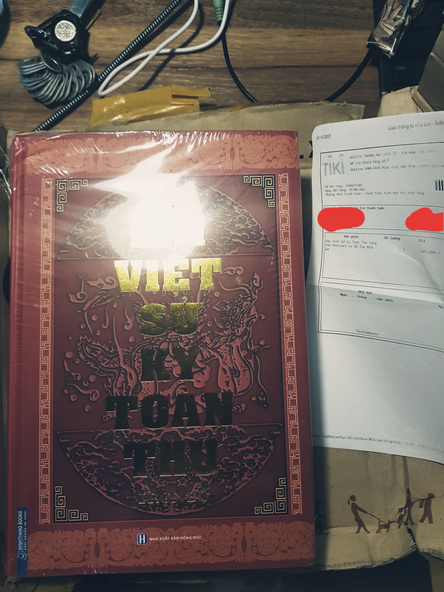 đăng bán là có tặng kèm postcards và sổ nhưng khi nhận lại ko có, giá trị ko bao nhiêu nhưng do có tặng kèm mình mới chọn sản phẩm của shop. Việc này giống như bị *** vậy. Đề nghị tiki và đơn vị bán làm việc lại, nếu ko a kết bổ sung hàng tặng kèm tôi sẽ trả hàng lại