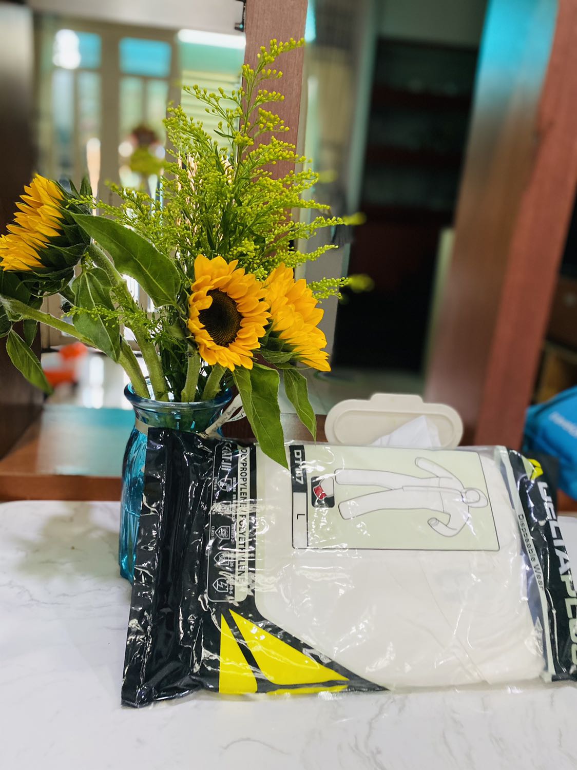 màu trắng như hình (mình sợ màu đục ghê á), kéo thử thấy vải ổn đó, giá này mà bộ đồ chất lượng ntn mình thấy hợp lý.