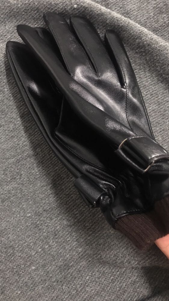 Găng tay da rất ấm áp. Lần đầu tiên mua hàng trên tiki thấy sản phẩm rất chất lượng nên viết nhận xét để mọi người tham khảo. Da rất mềm, bên trong có lớp lông ấm áp. Trời hà nội năm nay lạnh khô đeo quá là ấm luôn. Nhưng kẻ cả mưa thì cũng chỉ cần lau qua đi là ok rồi. Không lo ươt như găng tay vải. Cảm ứng điện thoại thì cứ gọi là trơn nuột. Sản phẩm tốt. Xứng đáng 5 sao.