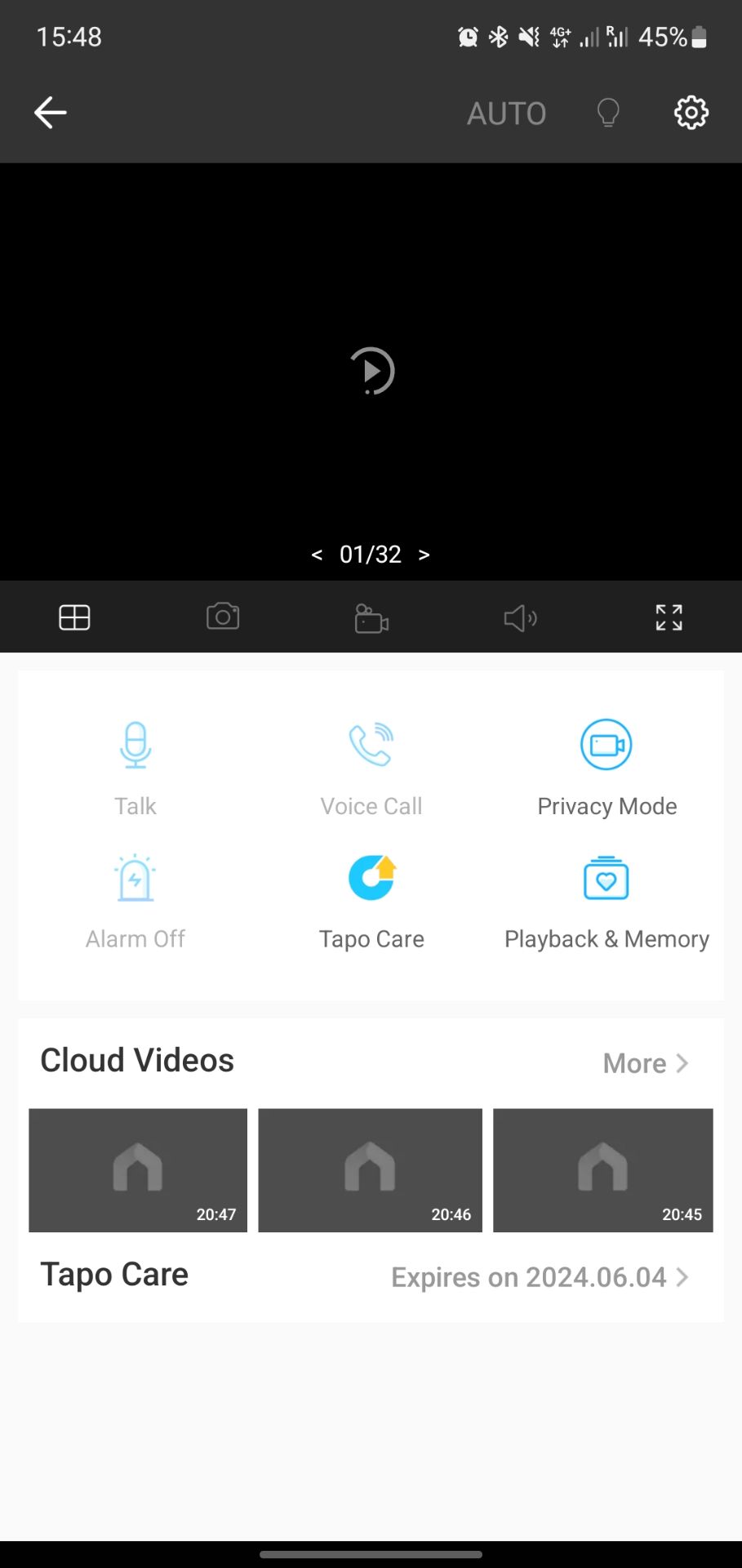 Đánh giá này được cập nhật sau khoảng hơn nửa năm sử dụng.
Ưu điểm: Sản phẩm đẹp, người bán tận tình, giao hàng mọi thứ rất tốt. Tầm nhìn của camera khá rộng, chất lượng hình ảnh chấp nhận được với giá tiền, âm thanh rõ ràng.
Nhược điểm: Camera ban đầu có chất lượng tốt ổn định. Nhưng bắt đầu những tháng thứ 3, thứ 4 trở đi, sẽ có hiện tượng bị chập chờn, không ổn định. Tải hình ảnh camera không được bắt buộc phải reset lại. Quá trình chập chờn này diễn ra thường xuyên, không phải lâu lâu mới bị. Về cơ bản, sản phẩm k lỗi nên k thể bảo hành vì chiếc cam nào cũng bị tình trạng tương tự thì k thể nói nó bị lỗi được, chúng ta có thể tạm gọi là tính năng chăng? Nếu bạn nào có nhu cầu sử dụng lâu dài, và cần ổn định thì k nên mua. Thậm chí tôi mua luôn gói cloud Tabo Care để lưu. Do camera bị lỗi nên cũng hay mất dữ liệu một khoảng thời gian khá dài. 
Tóm lại: Nếu bạn nào thích một camera đẹp, và chỉ xài cho dui, giá rẻ. Đây là một sự lựa chọn tốt. Còn nếu ai muốn dùng lâu dài, ổn định, và quan tâm đến sự bảo mật thì không nên mua. Lưu ý, đánh giá này được đúc kết với tổng cộng 5 chiếc Camera hãng Tplink trong nhà tôi (gồm 1 cam này và 4 cam C200), không phải chỉ riêng chiếc camera này.
Hình ảnh đính kèm là hình ảnh camera sẽ load liên lục mà không thể nào kết nối. Dữ liệu sẽ bị mất ở những lúc này. Wifi nhà tôi được trang bị wifi 6 (có cả băng tần 5GHz và 2.4Ghz), tốc độ tầm 300MB/s trang bị riêng cho wifi. Nên chắc chắn k thể nào là do dự cố wifi được.