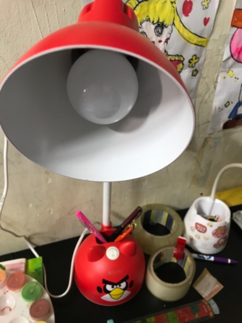 Ánh sáng trắng, đèn sáng. Thiết kế đẹp.