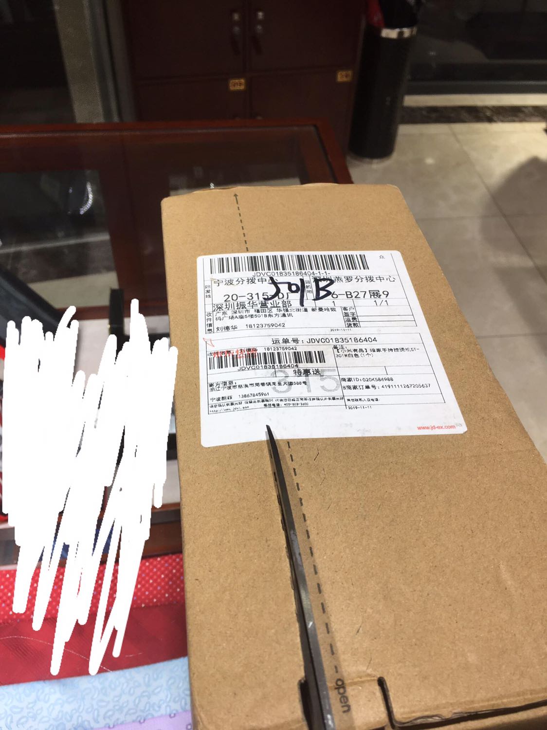 sau khi mua và sử dụng mình có một số đánh giá như sau:
1. Giao hàng: rất hài lòng vì tiki giao sớm hơn dự kiến, đóng gói kĩ.
2. shop rất chu đáo khi tặng kèm cổng phích cấm chuyển đổi 3 chấu thành 2 chấu
3. Bàn ủi cầm tay rất chắc chắn, hơi mạnh, thiết kế đẹp.
lúc mở bình chứa có động nước bên trong, bền hay không thì chắc phải sử dụng nhiều lần mới biết được!
ủi chất vải dày nên ủi lâu tí so với vải mỏng! Bình chứa nước nhỏ nên k đựng đc nhiều nước, nhưng cầm tay như vậy là ổn. sau khi mua và sử dụng mình có một số đánh giá như sau:
1. Giao hàng: rất hài lòng vì tiki giao sớm hơn dự kiến, đóng gói kĩ.
2. shop rất chu đáo khi tặng kèm cổng phích cấm chuyển đổi 3 chấu thành 2 chấu
3. Bàn ủi cầm tay rất chắc chắn, hơi mạnh, thiết kế đẹp.
lúc mở bình chứa có động nước bên trong, bền hay không thì chắc phải sử dụng nhiều lần mới biết được!
ủi chất vải dày nên ủi lâu tí so với vải mỏng! Bình chứa nước nhỏ nên k đựng đc nhiều nước, nhưng cầm tay như vậy là ổn.