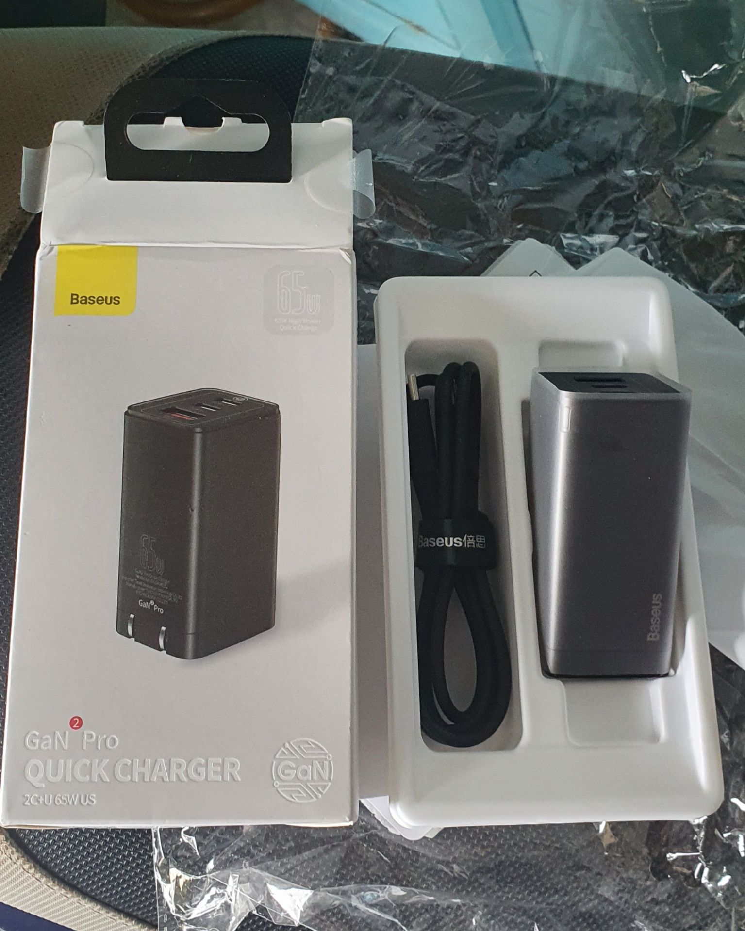 sản phẩm chính hãng, chất lượng rất tốt. kiểm tra thấy điện áp ổn cho các thiết bị nhỏ như galaxy watch 4, sạc cho Tab S7 nhận Sạc siêu nhanh 2.0 (45w) và nhanh hơn Sạc chính hãng 25W rất nhiều. sạc cho iphone ổn. chưa có thiết bị để *** 65W.
sạc không quá nóng, chỉ từ 45-53 độ C.
Nhưng giao hàng khá là chậm.