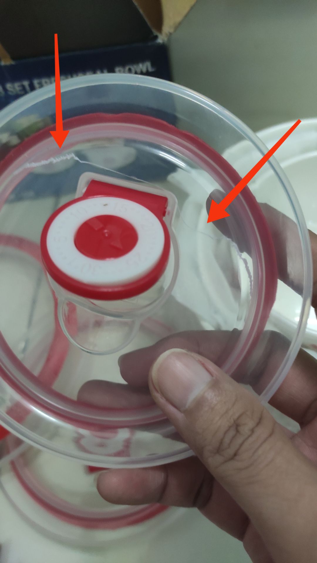 1 trong 3 cái nấp bị gãy, shop đổi lại cho mình nhé (hình chụp kèm, gãy 1 đường theo dấu mũi tên)