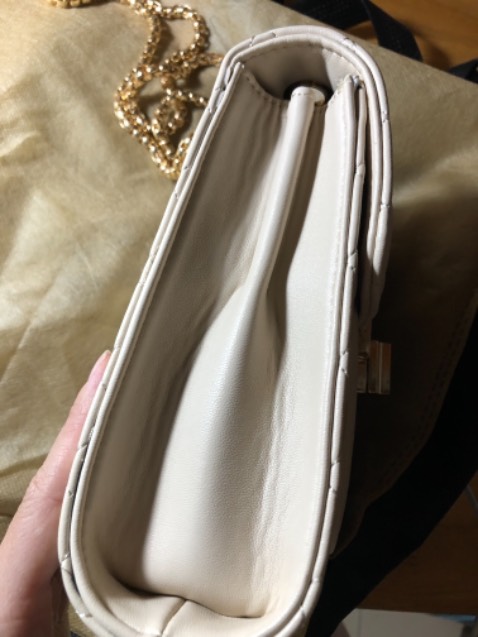 Túi đẹp, nhưng giống hàng để lâu, có một số vết xước nhẹ nhưng không đáng kể. Giao hàng khá lâu