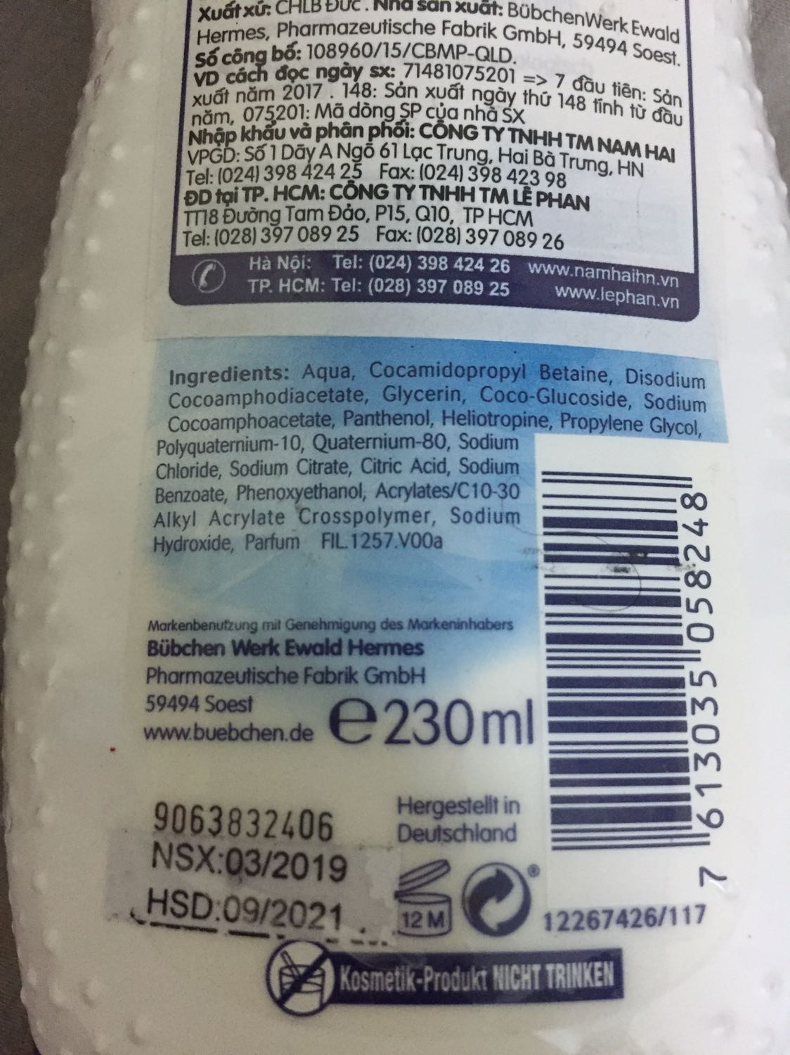 Sữa tắm thơm, đúng của Đức nhưng hướng dẫn đọc ngày sản xuất là 2017, nhưng được dán lên là 2019, có sự giả dối ở đây. Hạn sử dụng theo trên chai là 12 tháng kể từ ngày mở nắp