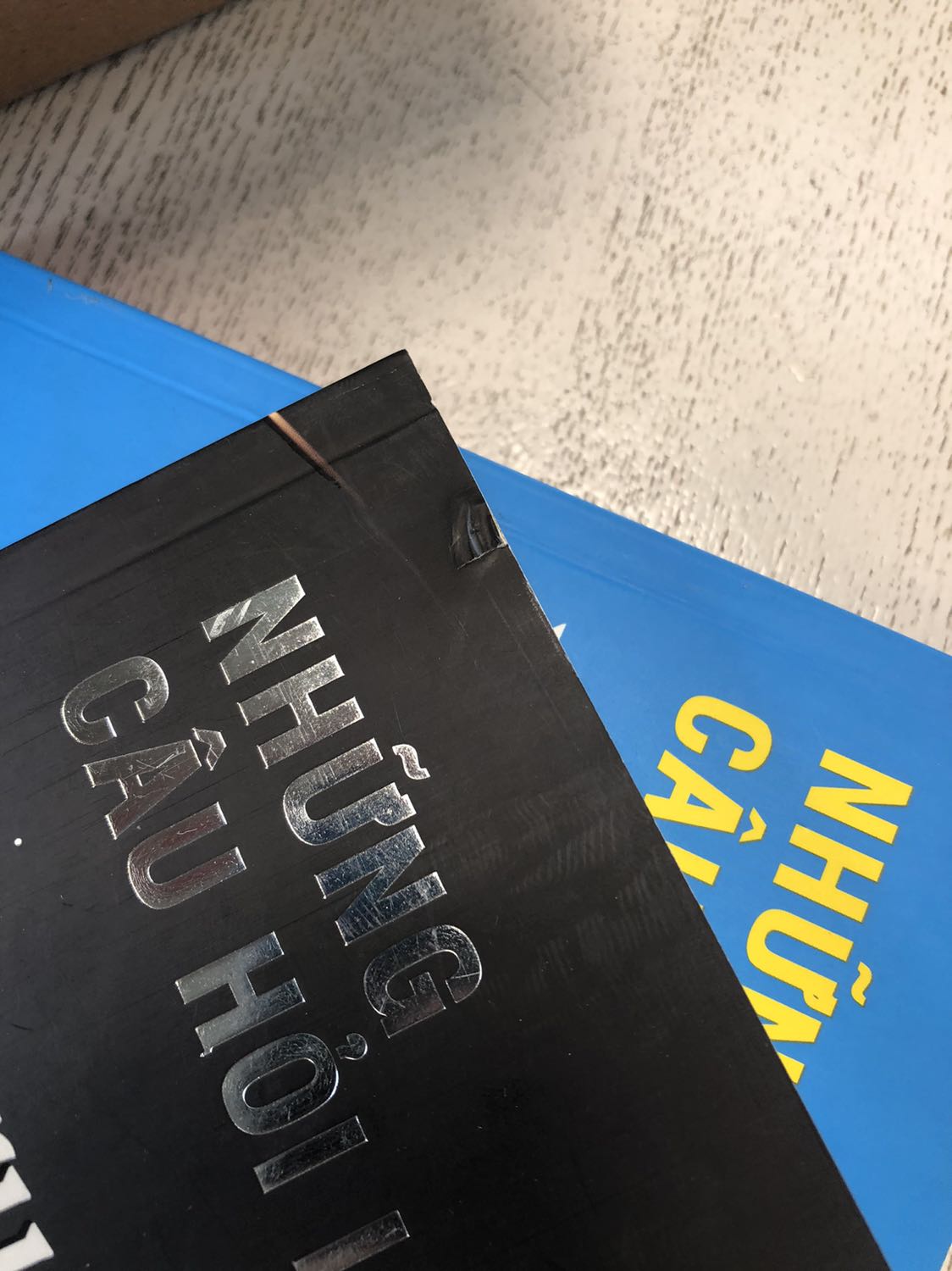 Mua 3 quyển mà cả 3 đều bẩn, riêng quyển này thì rách bìa (dù nhỏ), mép thì quăn, thẩm mĩ trông kém. Bên trong thì không sao. Lần đầu tiên mua tiki mà bị vậy :(( không biết có được đổi trả không?