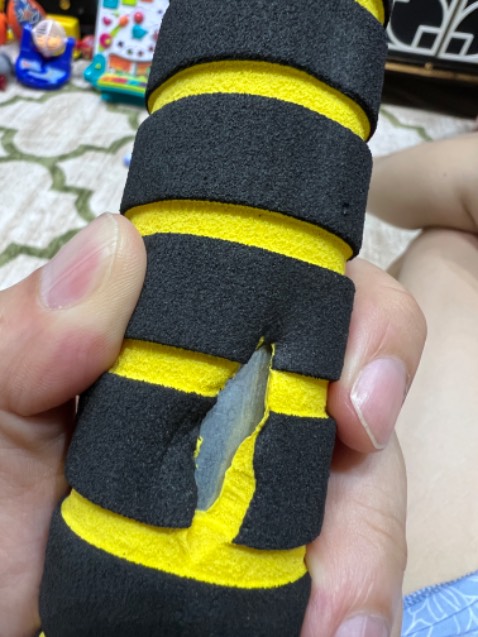 Cây tạ bị rách nhiều nơi, không biết là do vận chuyển hay đã bị lỗi trước nhưng cần shop giải quyết vấn đề này sớm.