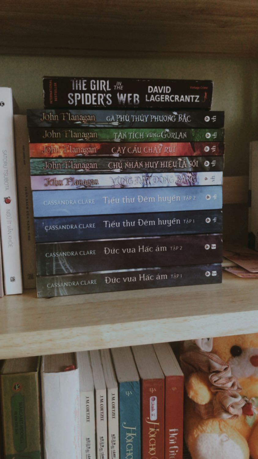 Sách được shop bọc vô cùng cẩn thận, giao hàng cũng ok không bị móp gì cả. Mua đúng dịp sale 50% còn được tặng kèm một cuốn khác nữa nên quá hời. Nội dung thấy review trên Goodreads khen quá trời, nhất định sẽ mua hết cả bộ😘
