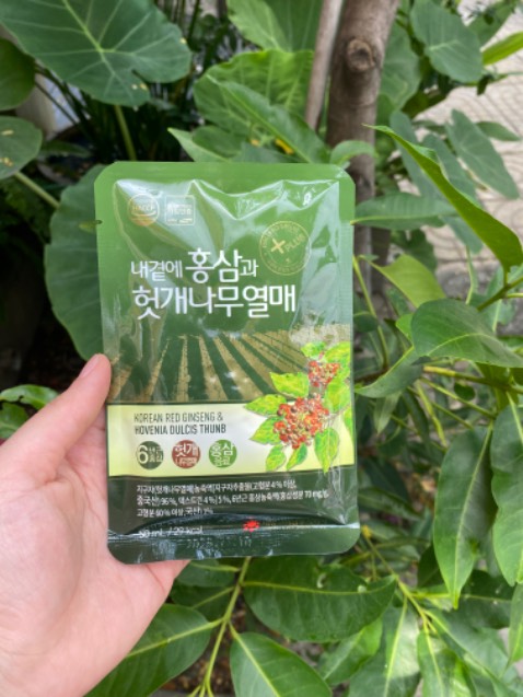 Shop tư vấn rất nhiệt tình, mình bảo dạo này hay lên mụn và nóng nãy trong người thì shop tư vấn loại mát gan giải độc này rất ok, à ngoài ra còn giải bia rượu nữa nên sẵn mình mua cho ba mình uống luôn, hihi.