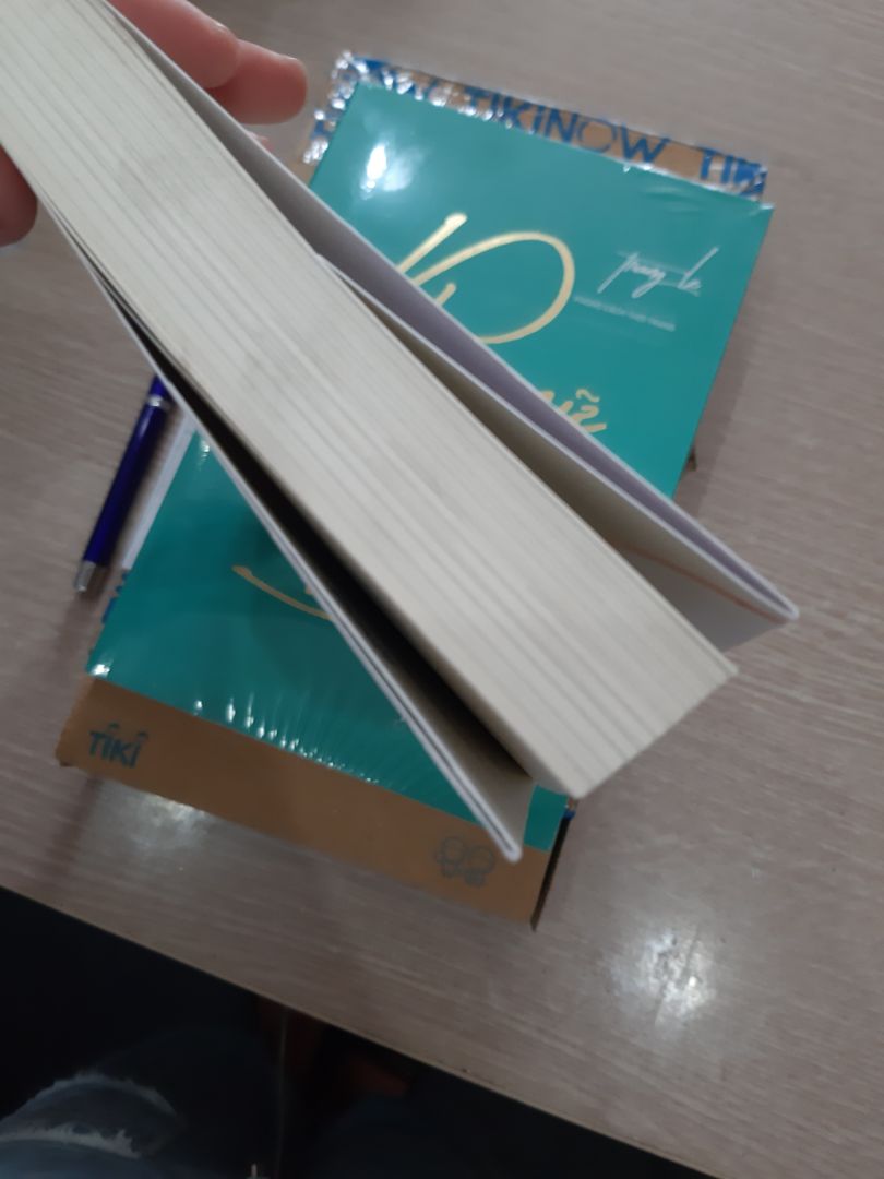 Hôm nay mình nhận được sách . Cuốn sách mình chờ đơi rất lâu mới đặt. Cảm giác hào hứng mong chờ. Nhưng không, khi mình nhận đc sách một cản giác thất vọng tràn chề. sách nhìn cũ , bẩn như có người đã sử dụng qua rồi. Nếu không phải vì đơn đi cùng nhiều sách khác thì mình đã trả lại rồi. Sách mới chứ có phải mua sách cũ đâu. Nhưng mình cũng không thể không khen chế độ vận chuyển của tiki. Phải nói là rất nhanh.  Tiki chú ý hơn về vấn đề này. Mong rằng những trải nghiệm tiếp theo tại tiki được hoàn hảo hơn. Do ánh sáng nên không nhìn rõ vết bẩn.